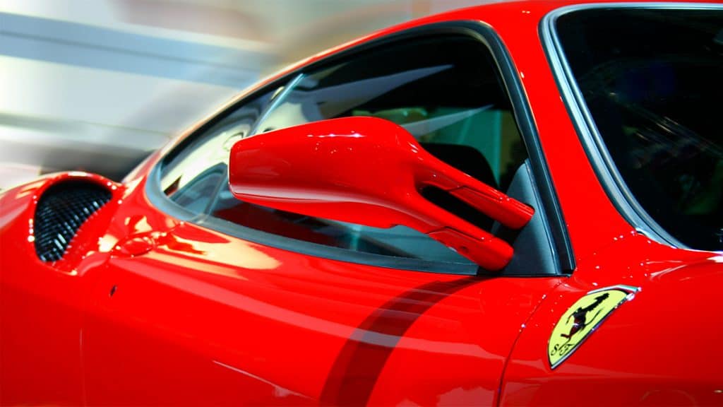 Lado de um carro da Ferrari