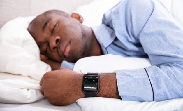 Pessoa dormindo com smartwatch