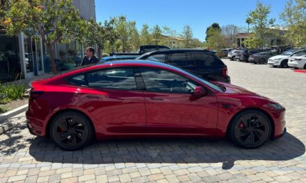 Novo Tesla Model 3 é visto em showroom; veja fotos e vídeos