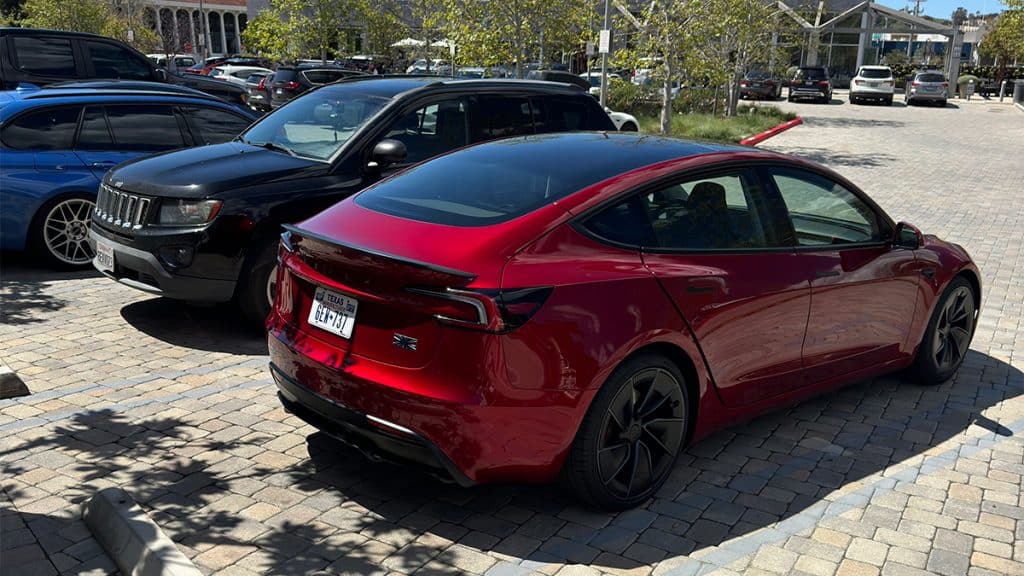 Tesla Model 3 Ludicrous em estacionamento