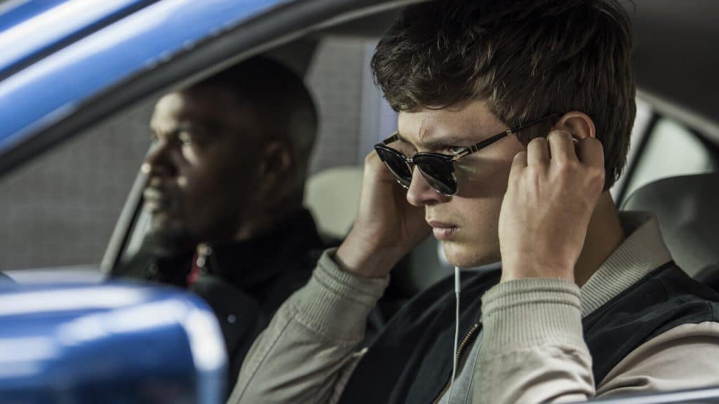 Baby Driver com passageiro no carro