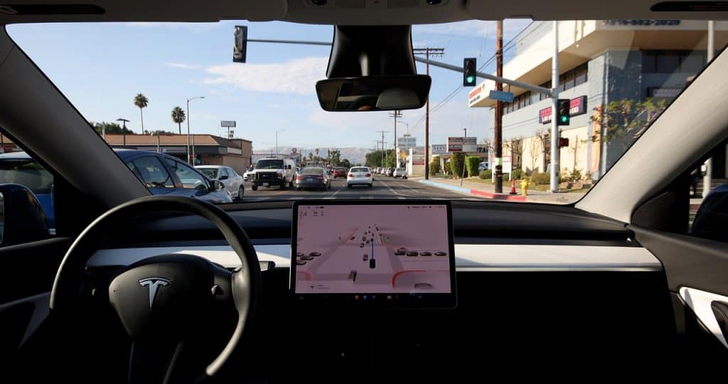 Tesla lançará atualização para eliminar alerta de volante