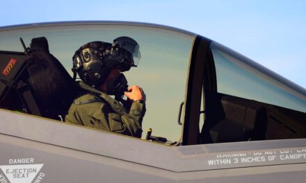 Piloto e avião de combate podem virar um só com novo super capacete; conheça