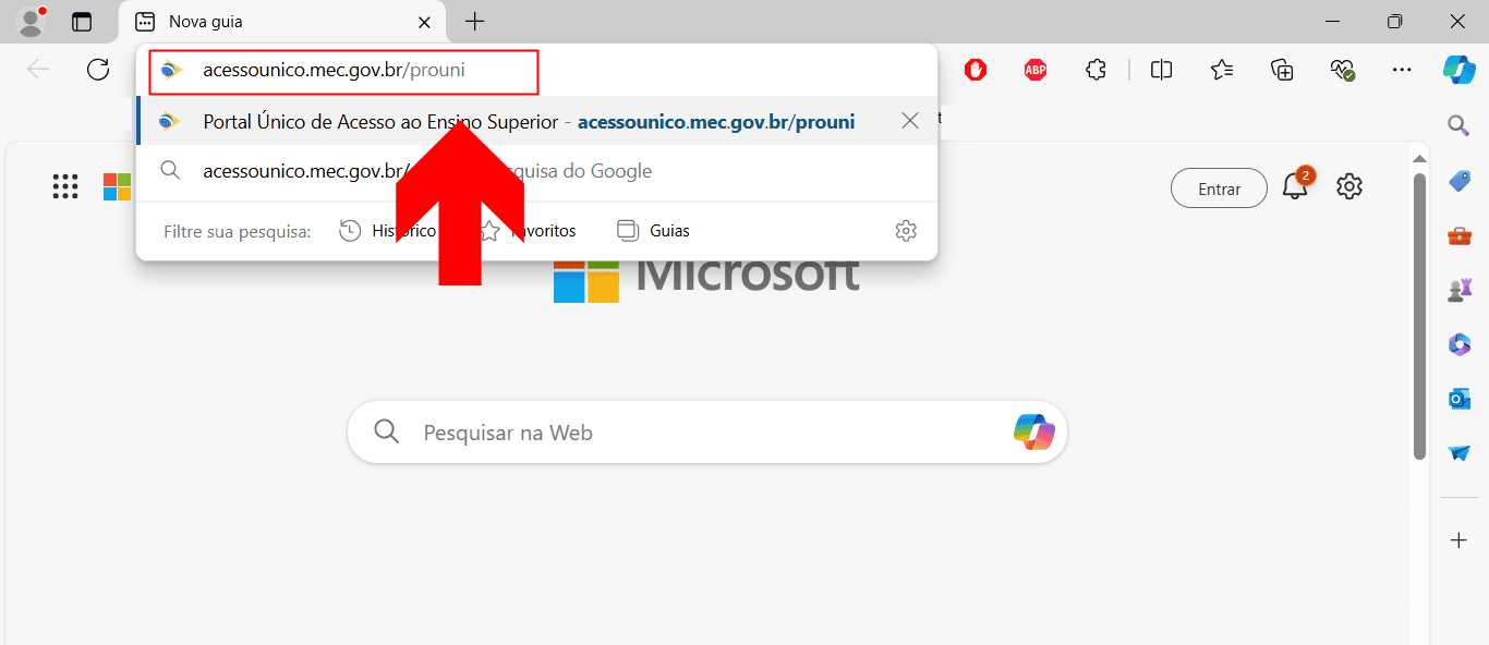 Imagem demonstra um print do navegador Edge: uma seta aponta para a barra de endereço, onde o link do portal do governo aparece para fazer inscrição no prouni