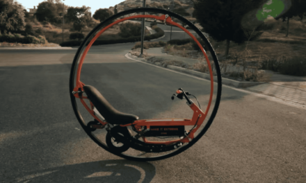 Bicicleta ou monociclo elétrico? Assista o veículo ‘diferentão’ em ação