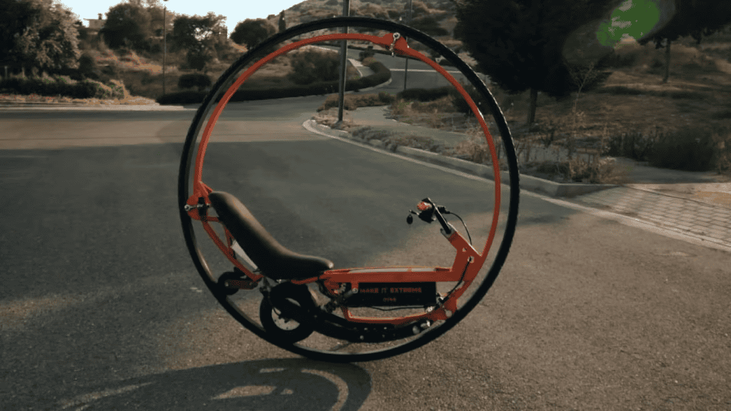 Bicicleta ou monociclo elétrico? Assista o veículo ‘diferentão’ em ação