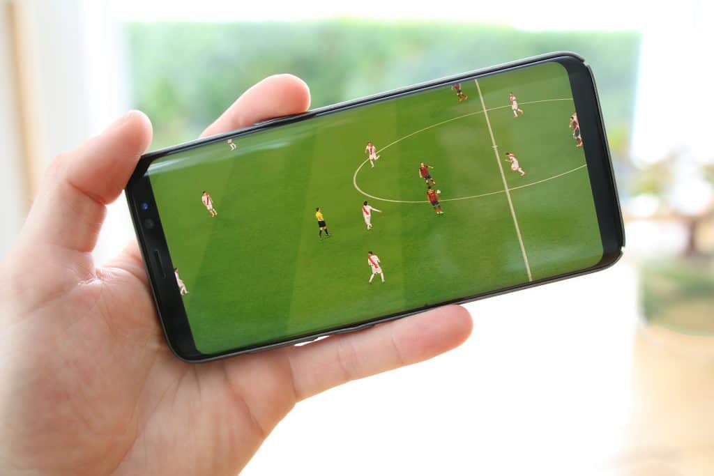 Jogo de futebol transmitido ao vivo pelo celular