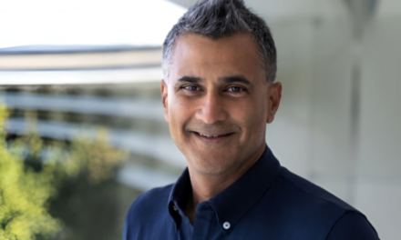 Apple anuncia Kevan Parekh como novo CFO para 2025