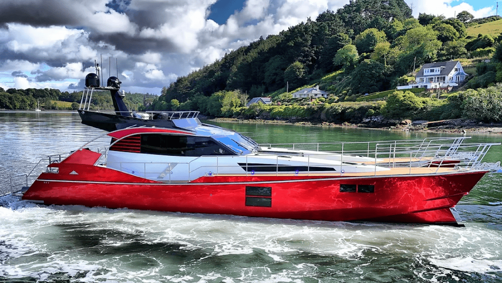 Imagem mostra o barco t-2000 Voyager, um catamarã de casco duplo vermelho