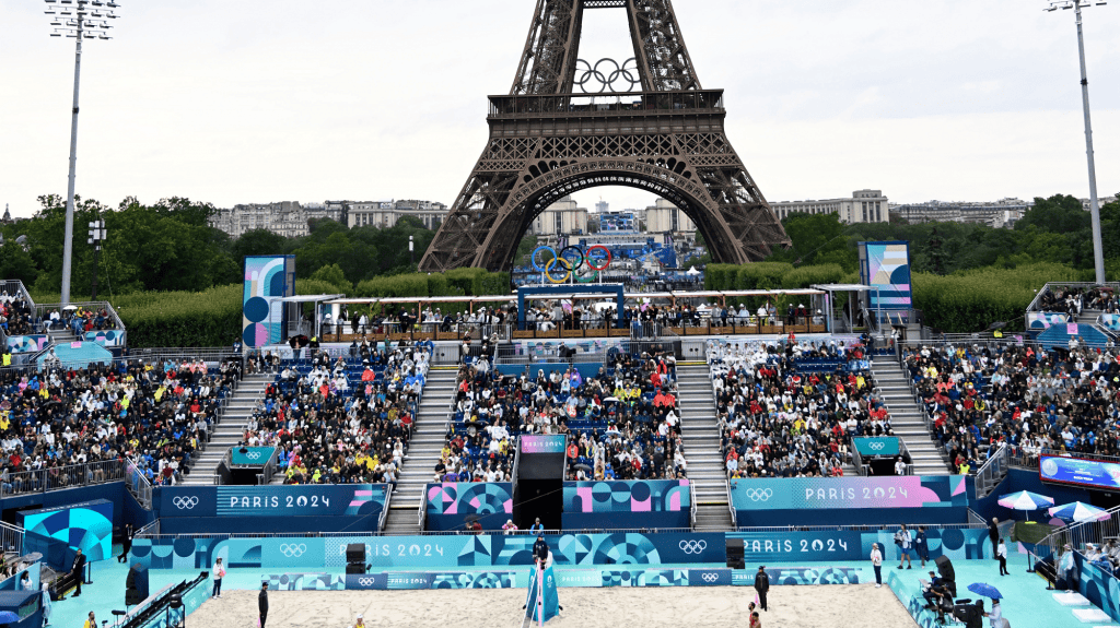 vôlei de praia no estádio da torre eiffel