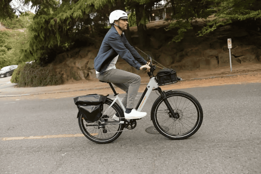 Imagem mostra um homem pedalando em uma bicicleta elétrica