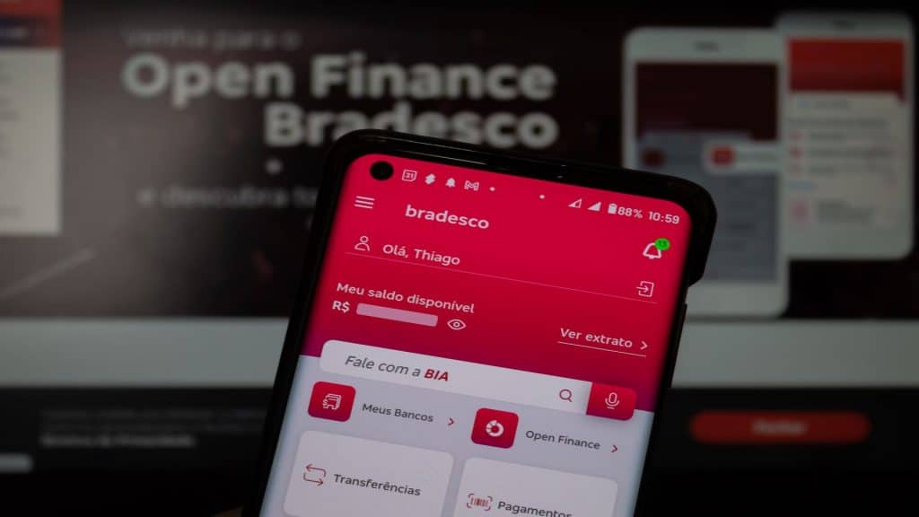 App da conta Bradesco na tela do celular com Finanças Abertas