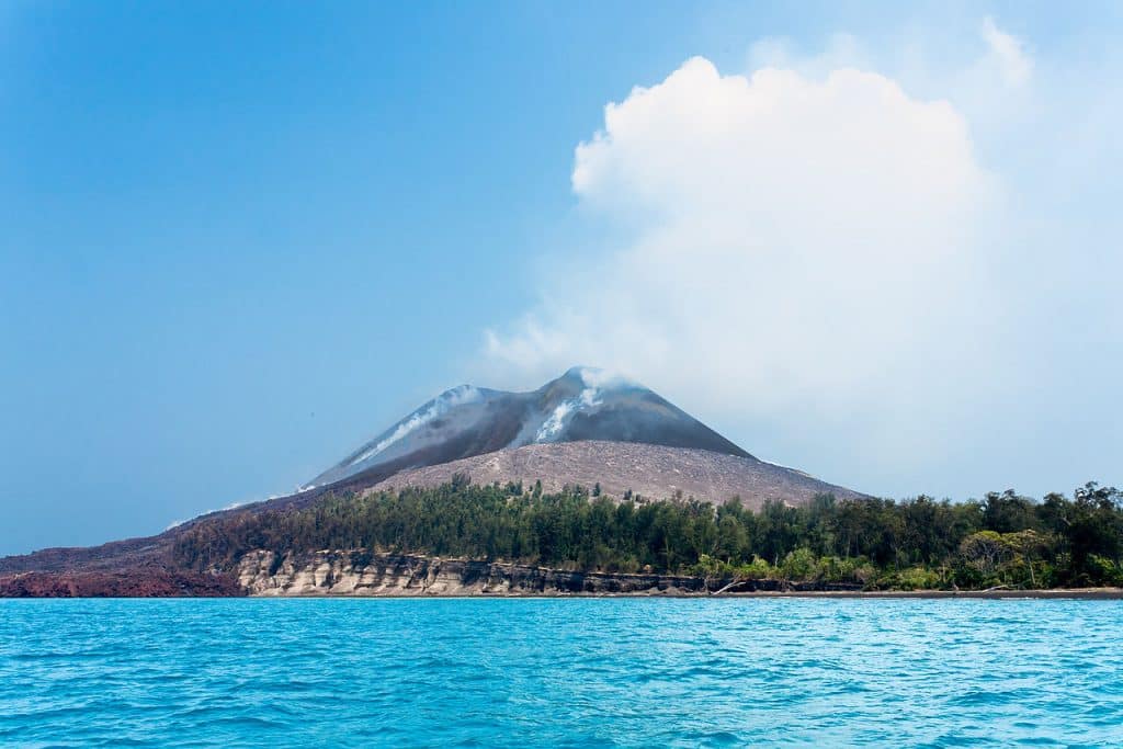 Krakatoa, na Indonésia, foi responsável por uma das 5 maiores erupções vulcânicas da história.