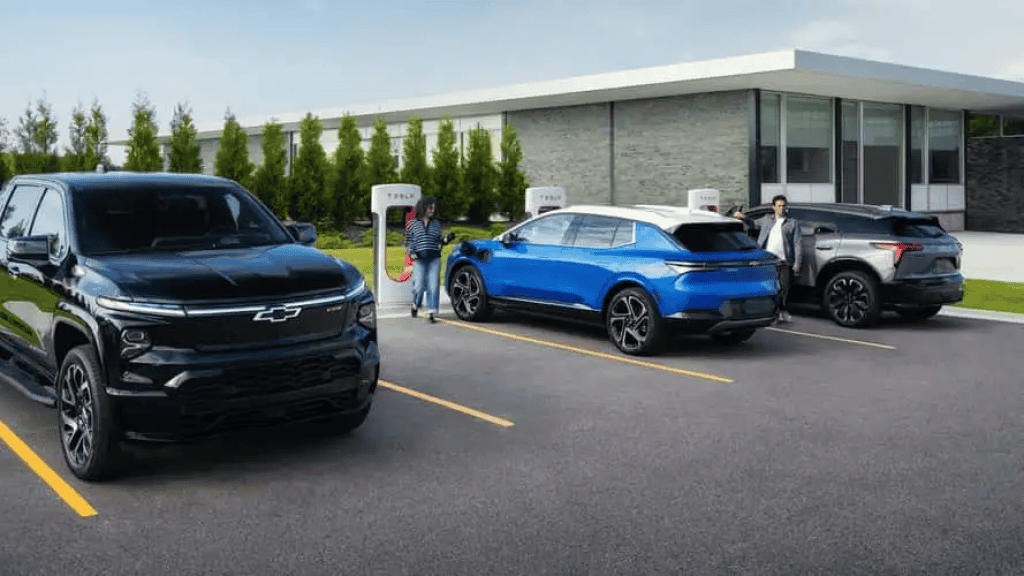 Carros da GM, Cadillac e Chevrolet recarregando na rede de carregamento Supercharger da Tesla