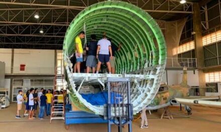 Avião da Embraer se transforma em sala de aula na USP