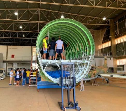 Avião da Embraer se transforma em sala de aula na USP