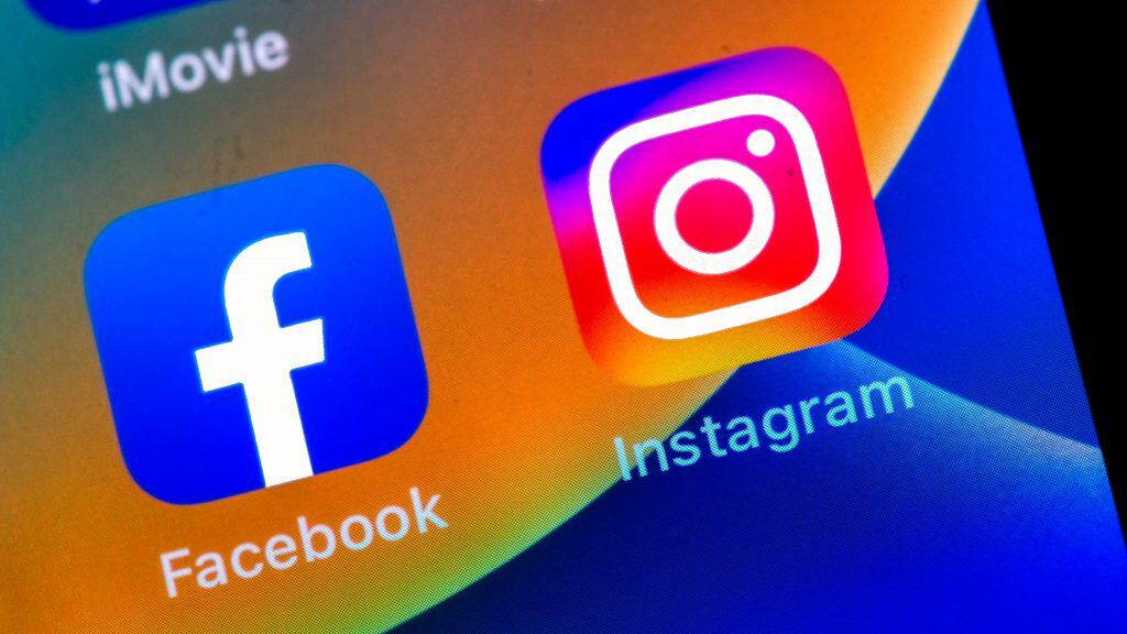 Ícones do Facebook e do Instagram na tela inicial de um iPhone