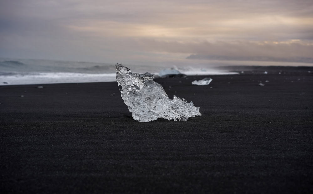 Praia de areia preta na Islândia é coberta de “diamantes de gelo”