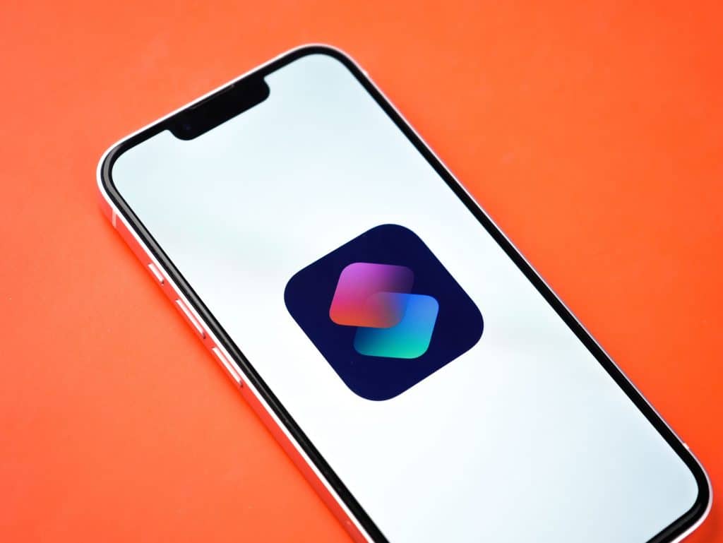 Tela de celular com símbolo do app Atalhos no iPhone para fazer automações