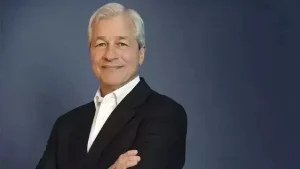 Jamie Dimon, CEO do J.P. Morgan, mantém um pé em Harris e outro em Trump