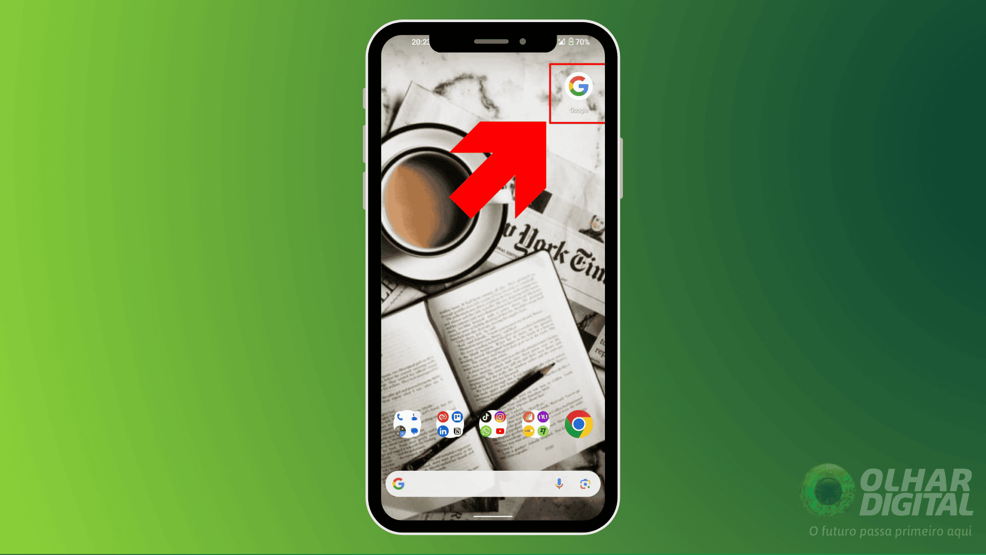 imagem mostra uma seta apontando para o aplicativo GOOGLE em um celular android