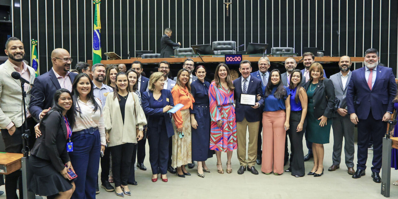 Sebrae recebe homenagem na Câmara dos Deputados pela atuação junto às micro e pequenas empresas