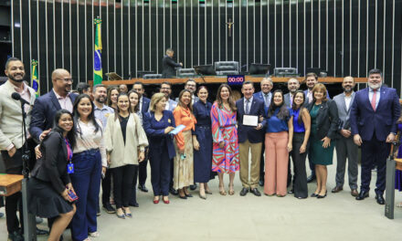 Sebrae recebe homenagem na Câmara dos Deputados pela atuação junto às micro e pequenas empresas