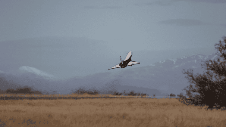 Avião supersônico quebra recordes em voo teste