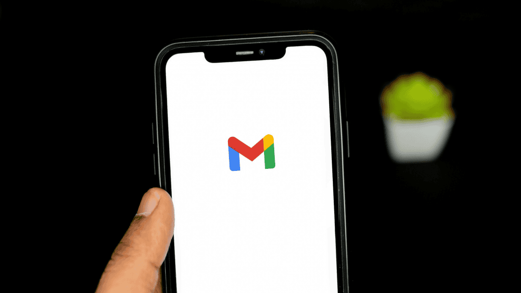 Imagem demonstra uma ilustração da conta gmail em um celular