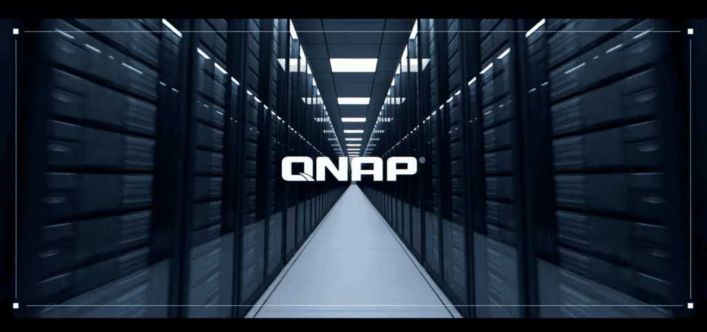 Logo da QNAP com vários servidores ao fundo