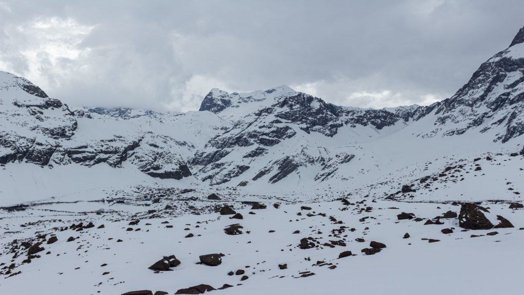 Trekking na estação de inverno. Montanhas nevadas no Vale La Egorda, Cajón del Maipo, cordilheira dos Andes, Chile