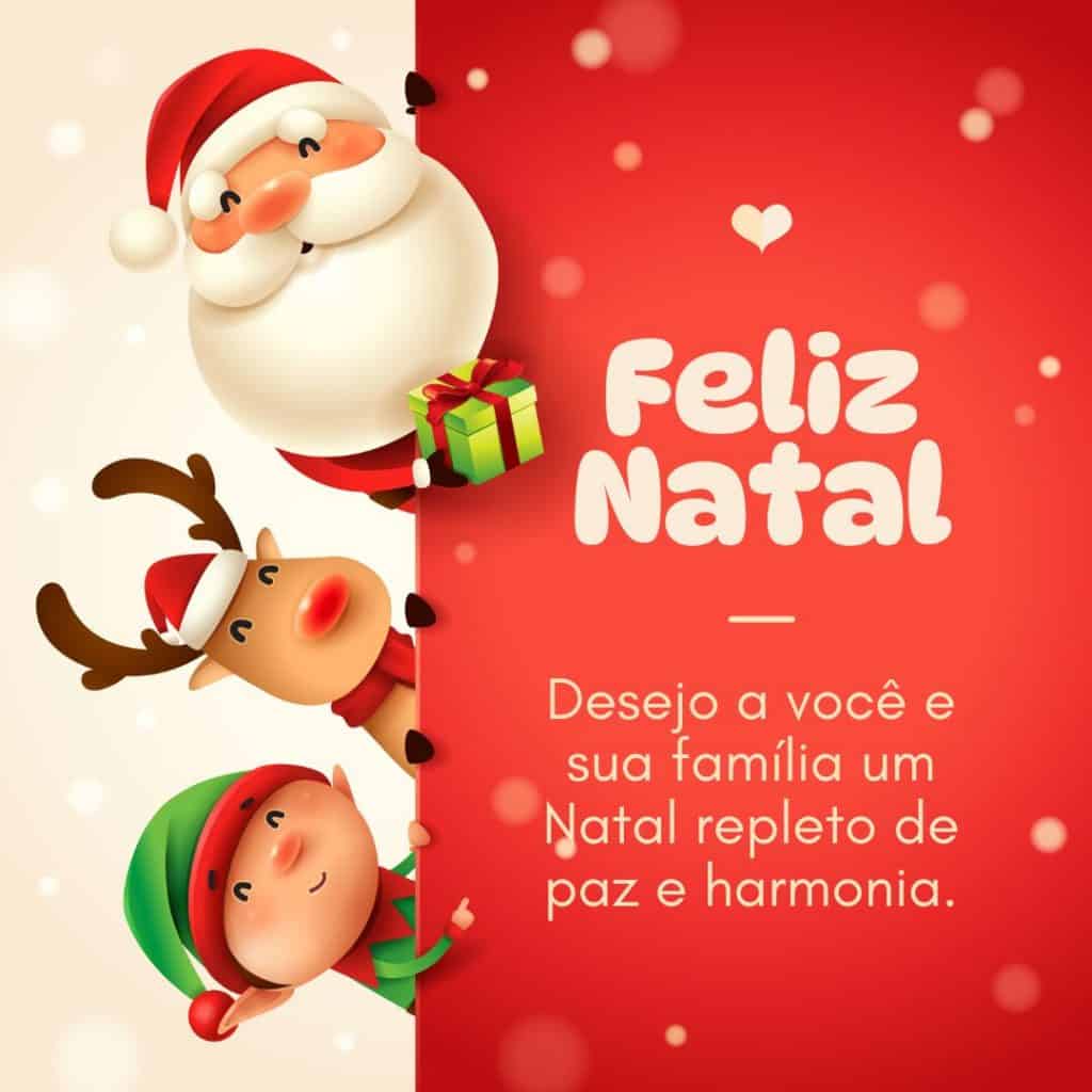 imagem mostra um cartão de natal que deseja felicitações a todos. Nele, há um menino, papai noel e uma rena de natal