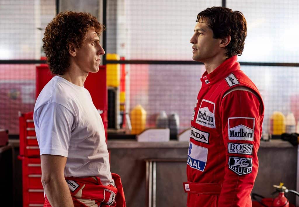 Alain Prost (Matt Mella) e Ayrton Senna (Gabriel Leone) em cena da série Senna