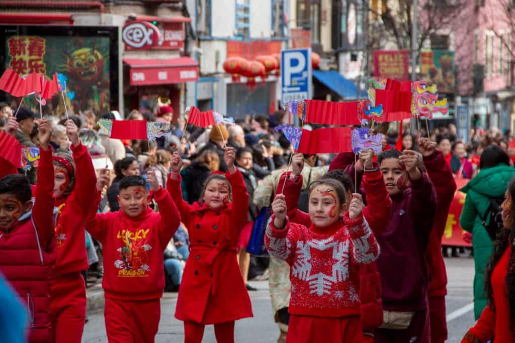 Desfile de Ano Novo Chinês na Espanha no dia 12 de fevereiro de 2024