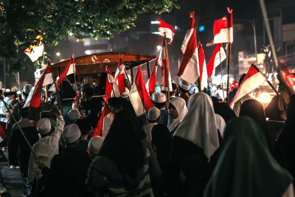 O desfile da bandeira vermelha e branca geralmente é realizado para dar as boas-vindas ao Ano Novo Islâmico e ao Eid al-Fitr