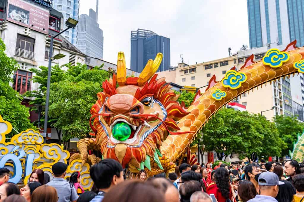 Celebração do Ano-Novo nas ruas de Ho Chi Minh, no Vietnã