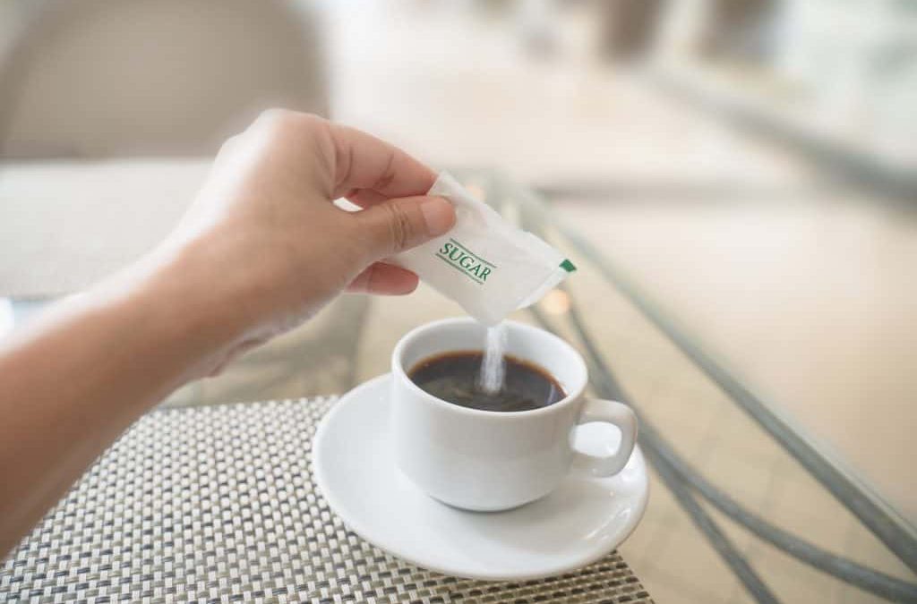 Aqui está o motivo para você adoçar — ou não — o seu café