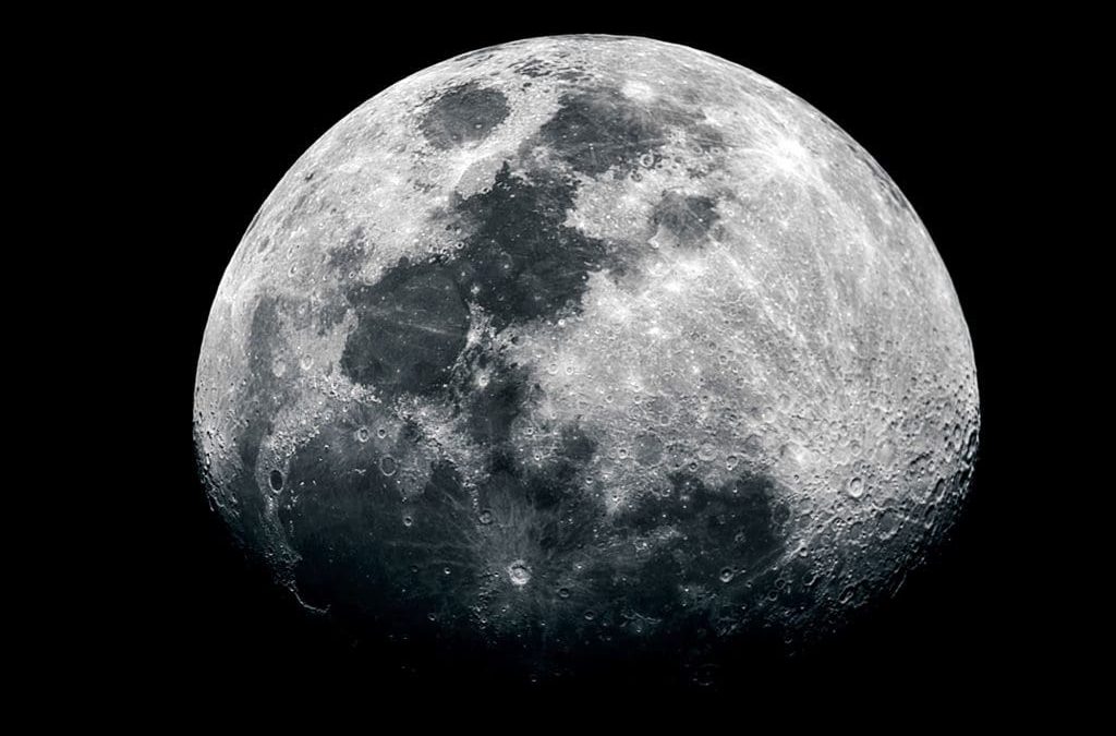 Podemos considerar que a Lua é um planeta?