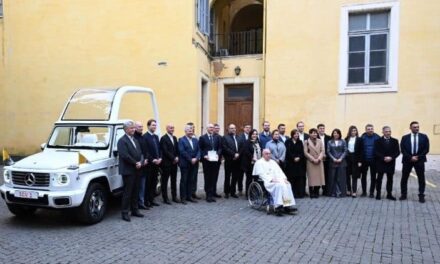 Vaticano revela novo papamóvel 100% elétrico