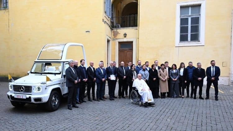 Vaticano revela novo papamóvel 100% elétrico