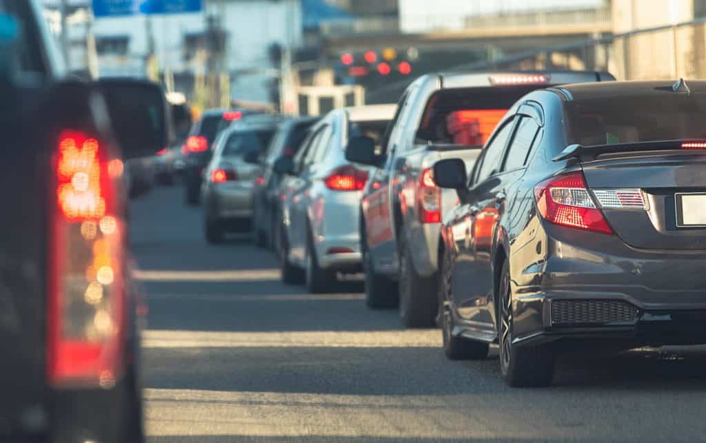 Engarrafamento com uma fileira de carros em uma rodovia