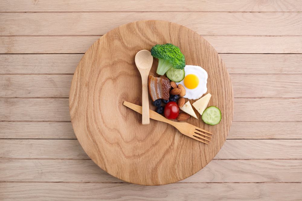 Prato de comida simbolizando a janela de comida permitida durante jejum intermitente