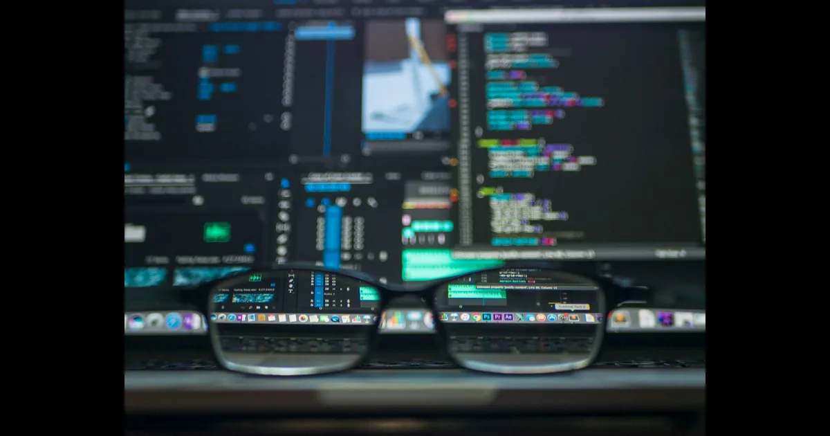 Pessoa digitando em um laptop - Como criar um blog do zero em 30 minutos
