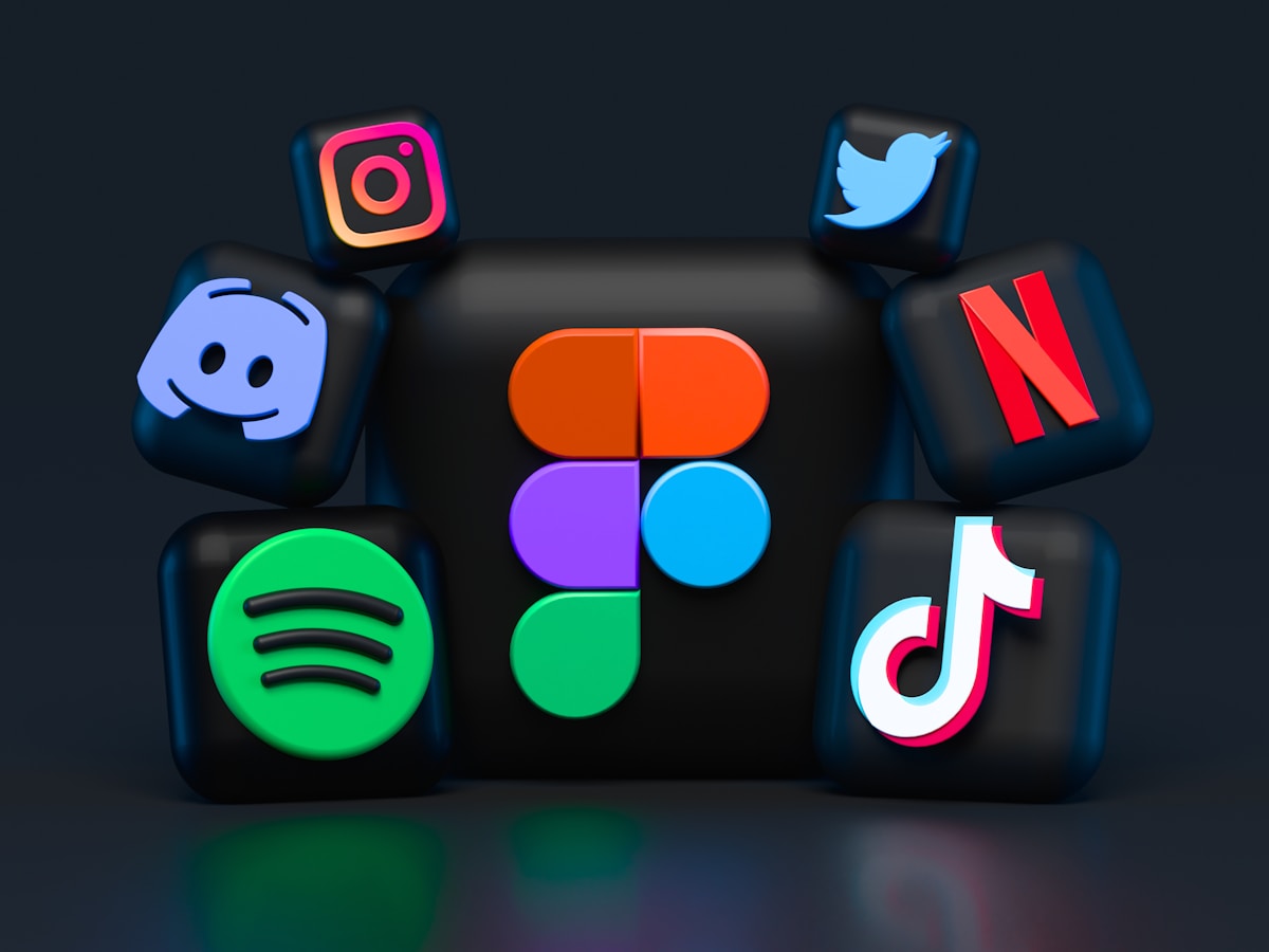 ia-videos-faceless-redes-sociais Ícones de redes sociais como Instagram, TikTok e YouTube representando criação de vídeos faceless com IA