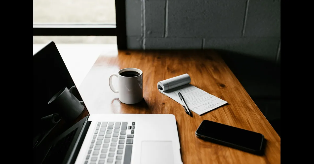 Pessoa criando um blog WordPress do zero em notebook — tutorial passo a passo