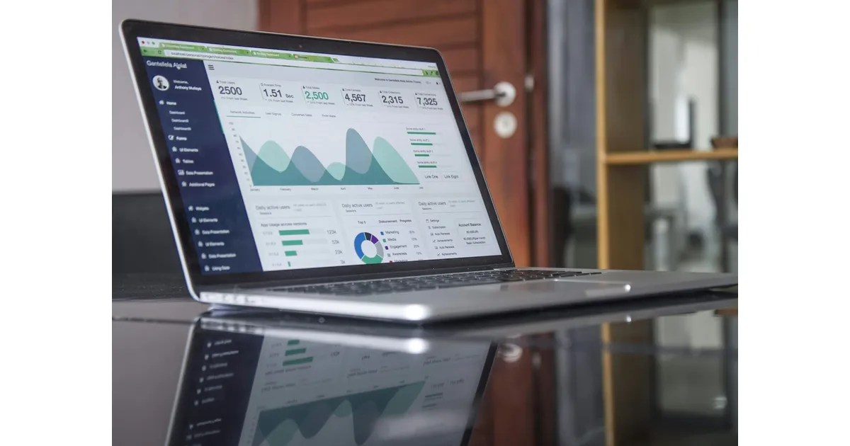 Quanto custa criar um site em 2026 - laptop com graficos mostrando custos