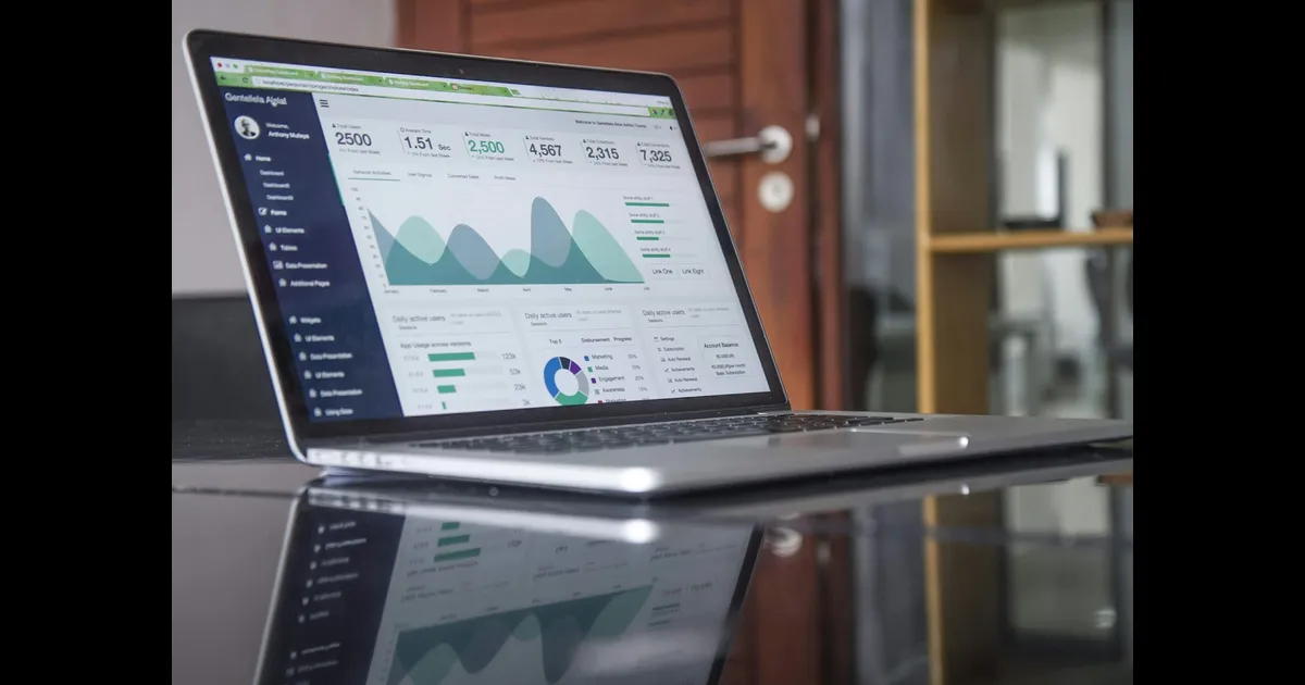 Guia completo WordPress para iniciantes - como criar site do zero em 2026 com laptop e dashboard
